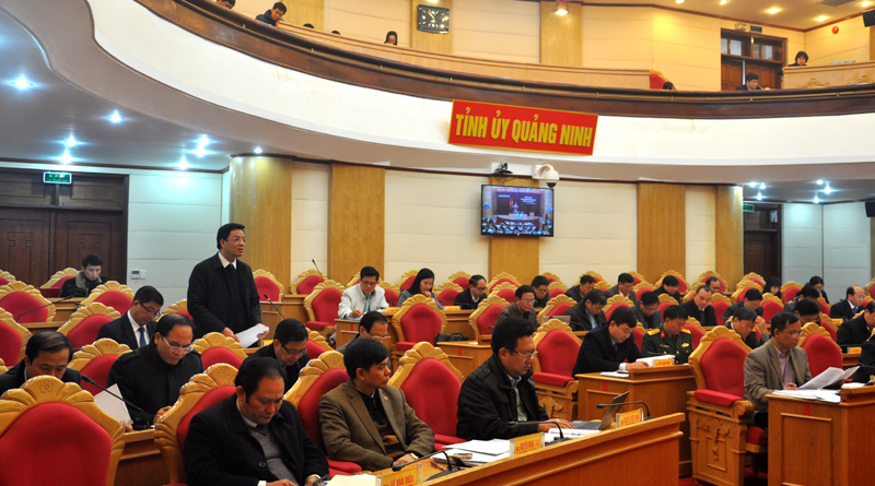 Đại biểu phát biểu tham gia ý kiến vào dự thảo nghi quyết tại Hội nghị. 