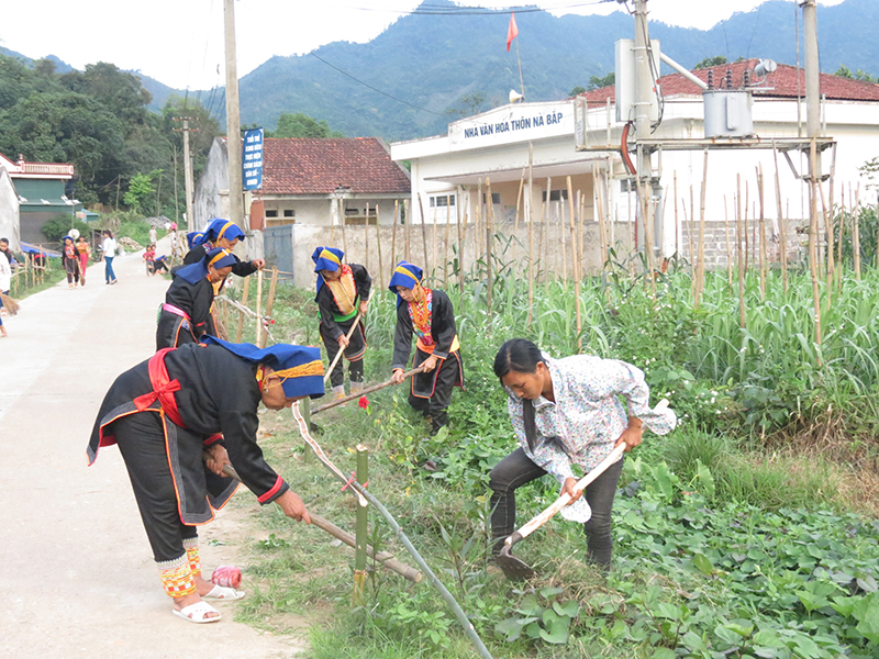 Phụ nữ thôn Khe Mằn, xã Đồn Đạc tổng vệ sinh thôn xóm ngày thứ 7, chủ nhật hàng tuần.