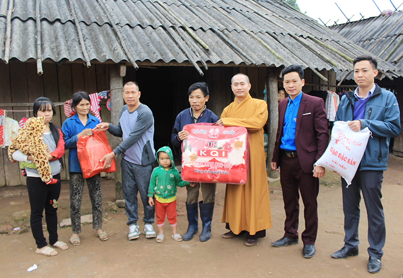 Công ty TNHH MTV Xây dựng An Trường Giang và các tăng ni, Phật tử chùa Phúc Khánh thăm và tặng quà Tết tại 3 xã Đồng Lâm, Đồng Sơn, Kỳ Thượng
