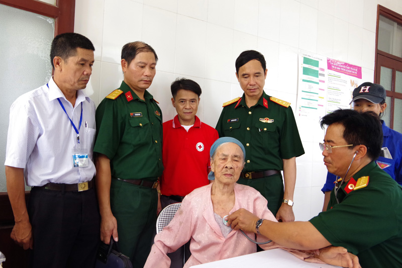 Đoàn Y, Bác sĩ Bộ CHQS tỉnh khám sức khỏe cho đối tượng chính sách tại phường Phương Nam TP Uông Bí