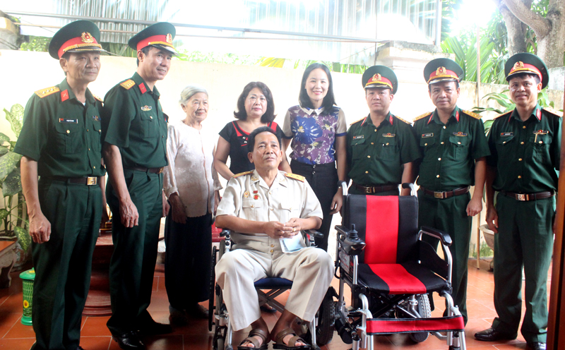 Thủ trưởng Bộ CHQS tỉnh tặng xe lăn điện cho  cựu chiến binh tại phường Yên giangthị xã Quảng Yên