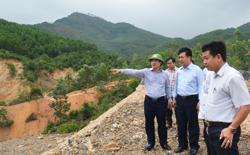 Lãnh đạo thành phố Uông Bí cùng lãnh đạo HĐND tỉnh khảo sát khu xử lý rác thải Khe Giang