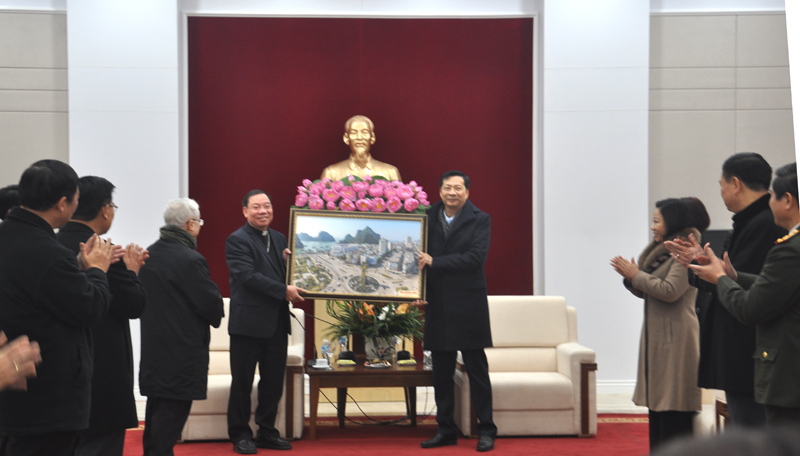 Đồng chí Nguyễn Văn Đọc, Bí thư Tỉnh ủy, Chủ tịch HĐND tỉnh trao món quà lưu niệm của tỉnh Quảng Ninh cho Giám mục Giám mục Giuse Vũ Văn Thiên.
