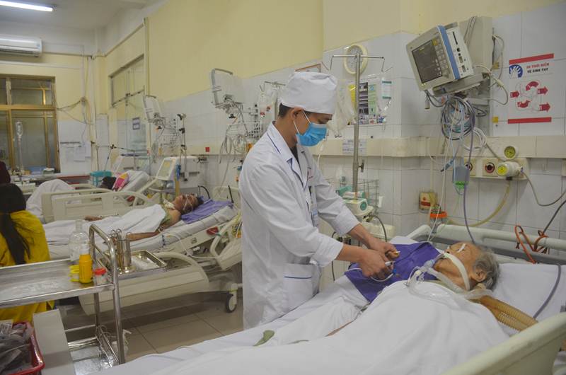 Nhân viên y tế Khoa Hồi sức tích cực, chống độc – Thận nhân tạo, Bệnh viện Đa khoa tỉnh chăm sóc bệnh nhân