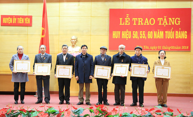 Lãnh đạo huyện trao tặng huy hiệu 50 năm, 55 năm, 60 năm tuổi Đảng cho các đảng viên