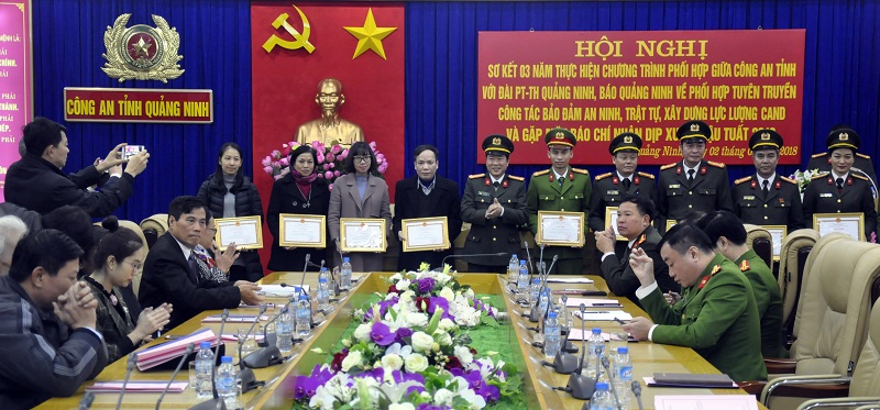 Đại tá Đỗ Văn Lực, Bí thư Đảng ủy, Giám đốc Công an tỉnh trao giấy khen của Công an tỉnh cho các tập thể.
