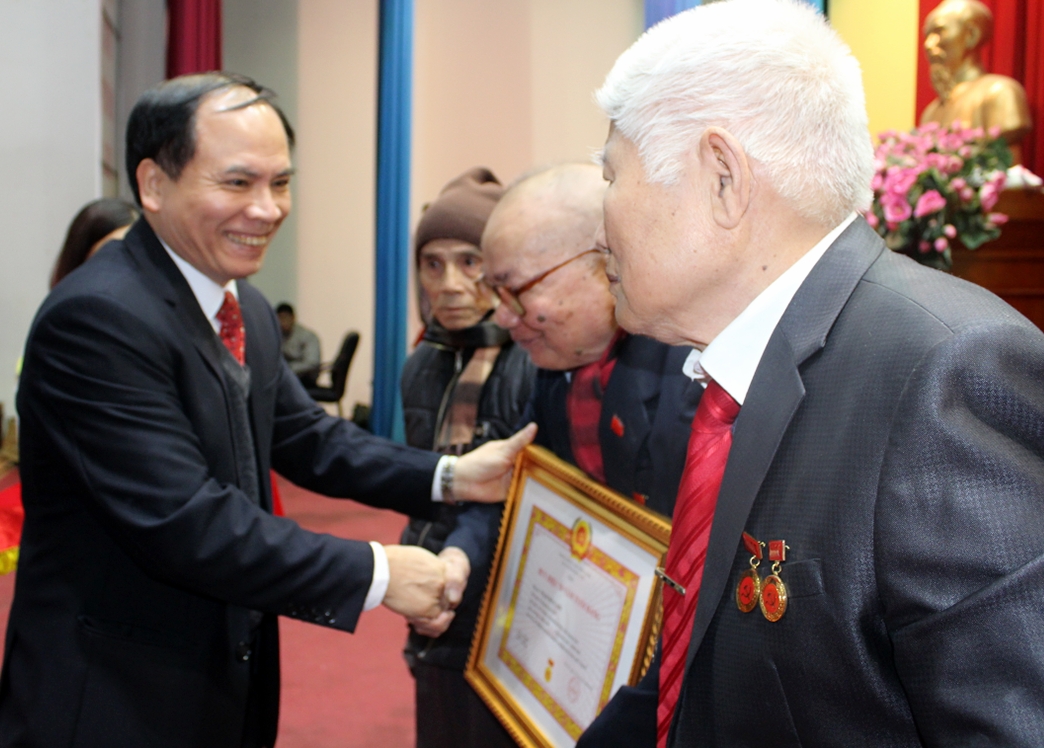 Lãnh đạo TP Uông Bí trao huy hiệu Đảng cho các đảng viên