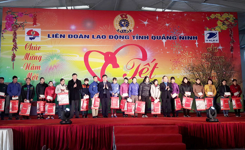 Các đồng chí lãnh đạo tỉnh, LĐLĐ tỉnh trao tặng quà Tết cho CNLĐ.