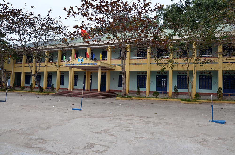 Dãy nhà hai tầng của Trường THPT Tiên Yên tuy đã xây dựng nhiều năm nhưng không đến mức xuống cấp nghiêm trọng