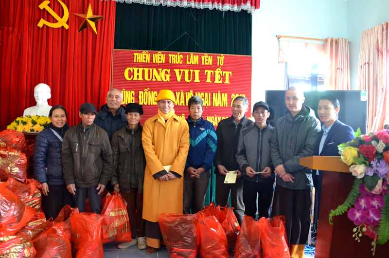 Đoàn thiện nguyện của Thiền viện Trúc Lâm Yên Tử trao tặng quà tết cho hộ nghèo xã Vô Ngại, huyện Bình Liêu