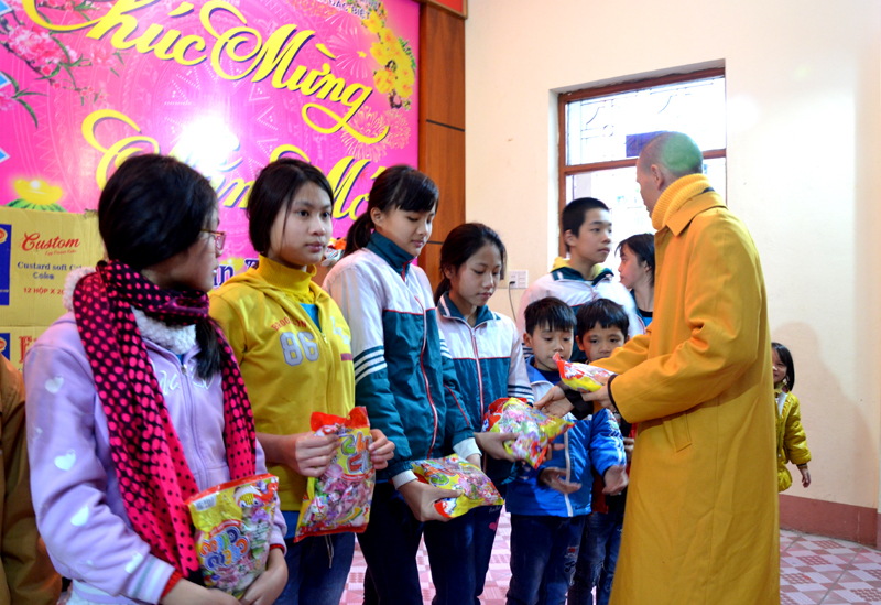 Đại đức Thích Trúc Tử Thường, trưởng ban từ thiện Thiền viện Trúc lâm Yên Tử tặng quà Tết cho trẻ em đang được nuôi dưỡng tại Trung tâm Bảo trợ Trẻ em có hoàn cảnh đặc biệt tỉnh