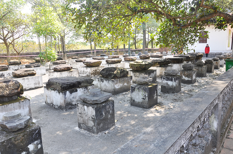 Các chân tảng kê cột tìm thấy tại khu vực đền An Sinh cho thấy quy mô lớn của di tích.