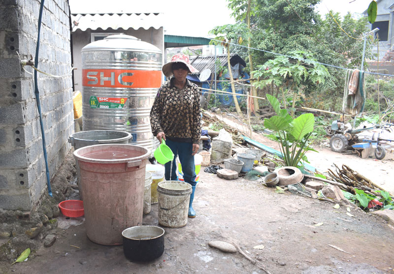 Gia đình bà Hoàng Thị Sinh, thôn Cống To vui vẻ dùng nước dù hàng tháng phải trả phí