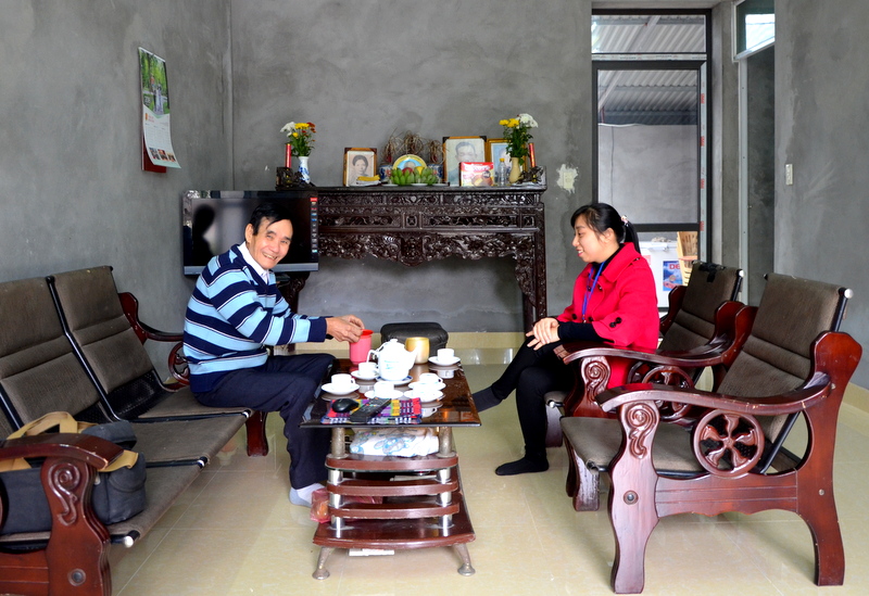 Bác Nguyễn Viết Hiền, Tổ 2, khu 9A, phường Quang Hanh vui mừng tiếp cán bộ của phường xuống thăm hỏi trong căn nhà mới