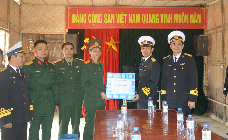 Đoàn công tác Bộ Tư lệnh Hải quân vùng 1 tặng quà Tết cho các chiến sĩ Tiểu đoàn 29, Lữ đoàn 513 công binh.