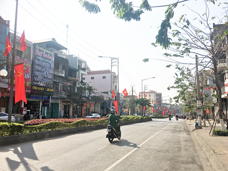 Các tuyến đường trên địa bàn TP Cẩm Phả rợp cờ hoa chào đón năm mới