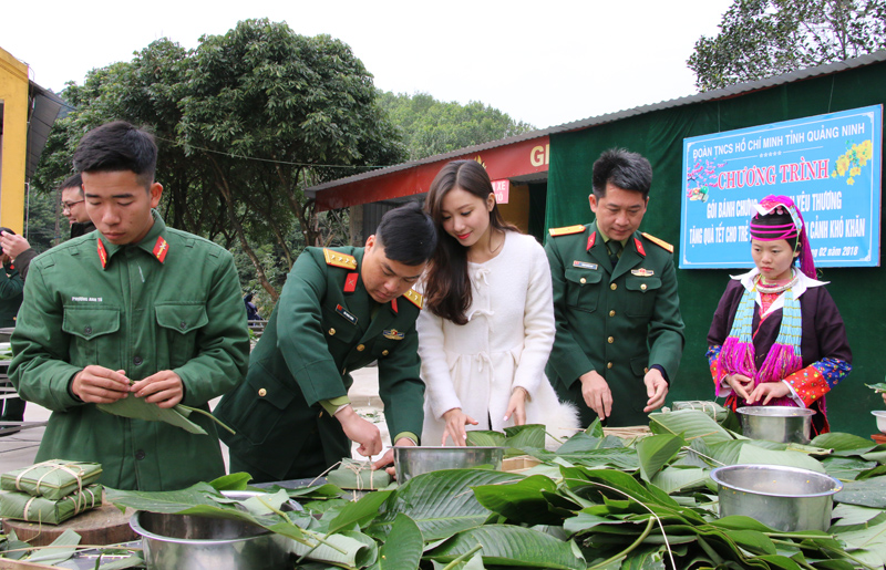 ĐVTN trong đoàn công tác tham gia gói bánh chưng cùng CBCS Lâm trường 103 (huyện Hải Hà).