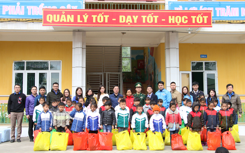 Đoàn công tác tặng quà Tết cho học sinh có hoàn cảnh khó khăn tại trường Tiểu học Quảng Đức (huyện Hải Hà).