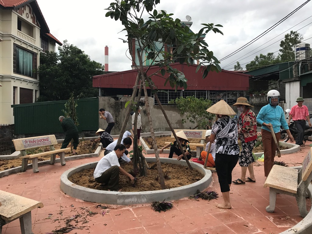 Lực lượng CCB phường Trưng Vương, TP Uông Bí trồng cây xanh tạo cảnh quan môi trường trên địa bàn