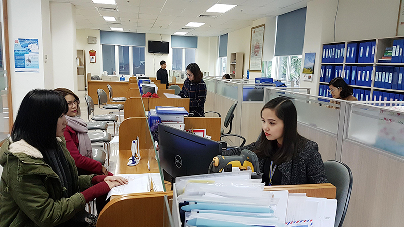 Giao dịch khách hàng tại Cục thuế Quảng Ninh.