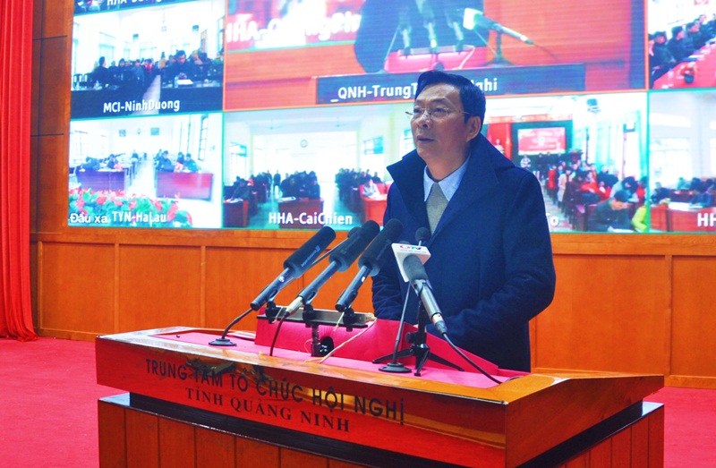 Đồng chí Nguyễn Văn Đọc, Bí thư Tỉnh ủy, Chủ tịch HĐND tỉnh truyền đạt Nghị quyết số 09-NQ/TU tại hội nghị
