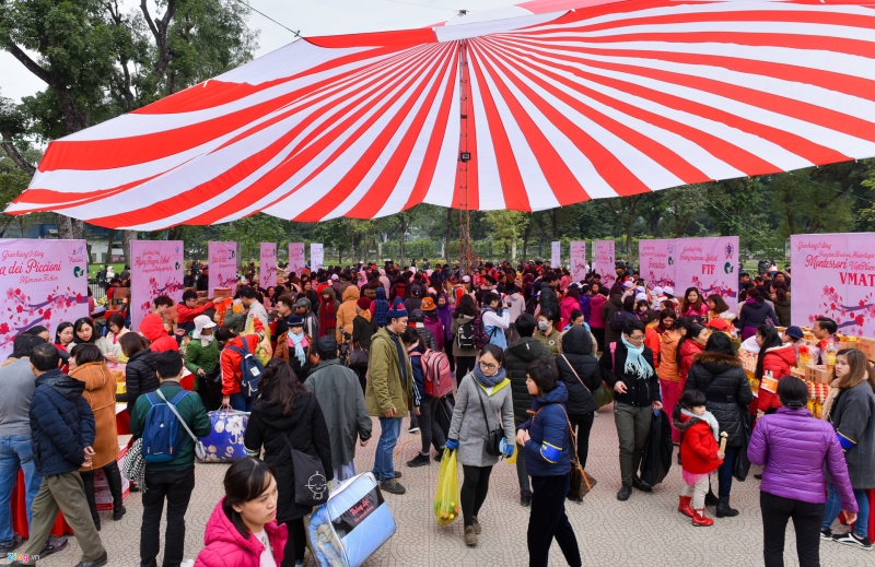 Sáng 3/2, phiên chợ Tết 0 đồng dành cho người nghèo 2018 bắt đầu diễn ra tại công viên Thống Nhất (Hà Nội).