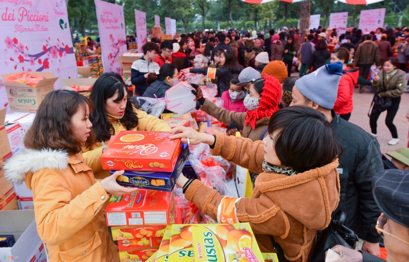 Chị Đỗ Thị Thanh Hà, thành viên ban tổ chức, cho biết hình thức hội chợ 0 đồng sẽ giúp cho người nghèo có cơ hội chọn được đúng thứ mình cần hơn là mang các món quà có sẵn đến phát tận nơi.