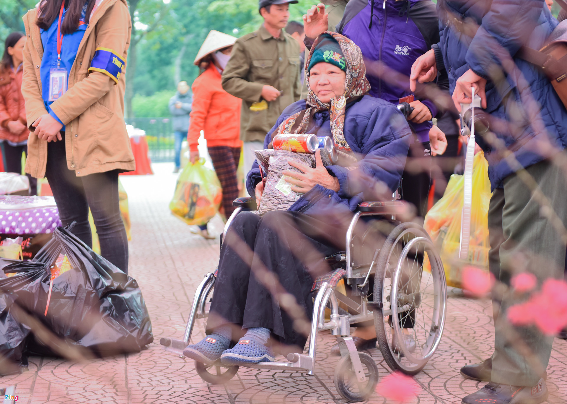 Bà Vũ Thị Thân, 78 tuổi, bệnh nhân chạy thận tại bệnh viện Bạch Mai cho biết do nhà gần công viên Thống Nhất nên dù phải ngồi xe lăn vẫn muốn ra mua sắm để đón Tết và cũng cho đỡ tù túng.