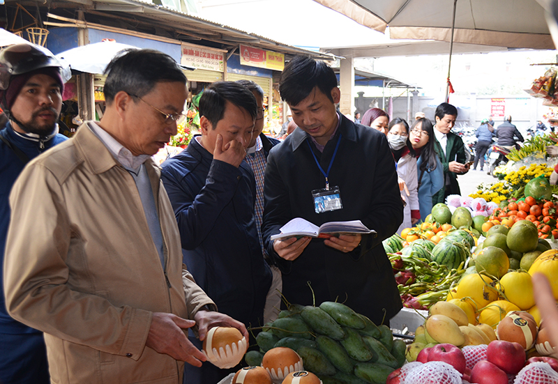 Đoàn kiểm tra liên ngành kiểm tra thực tế tại một điểm bán hàng hoa quả tại chợ Hạ Long II