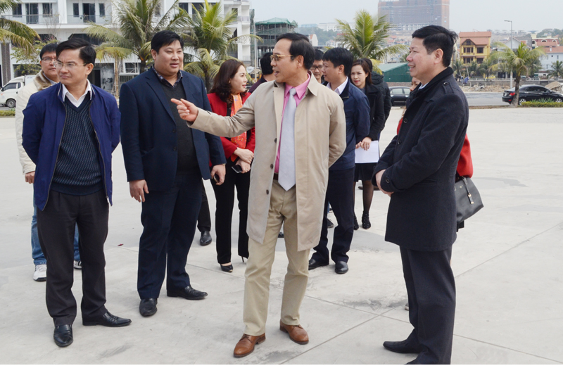 Đồng chí Đặng Huy Hậu, Phó Chủ tịch Thường trực UBND tỉnh kiểm tra công tác chuẩn bị Hội chợ OCOP Quảng Ninh-Xuân 2018