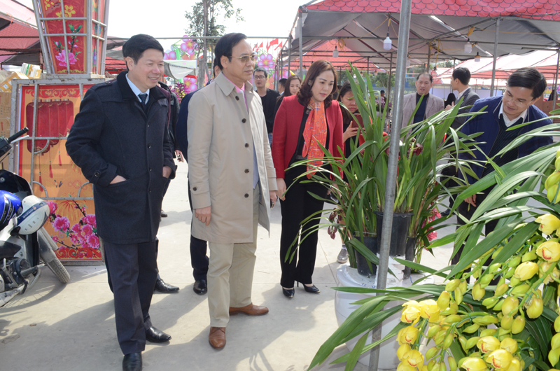 Đồng chí Đặng Huy Hậu, Phó Chủ tịch Thường trực UBND tỉnh kiểm tra công tác chuẩn bị Hội chợ hoa Xuân Hạ Long 2018