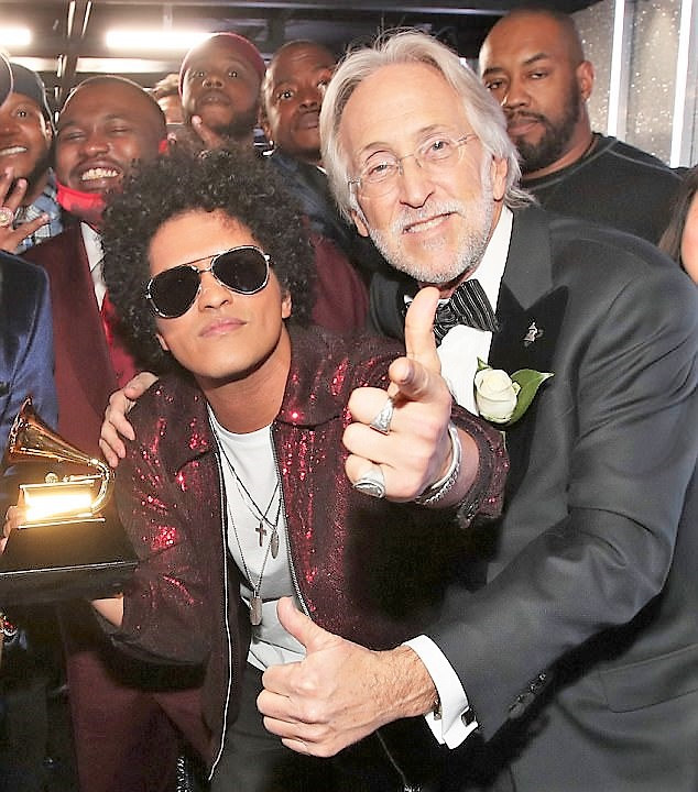 Chủ tịch Neil Portnow và Bruno Mars, nghệ sĩ thắng lớn nhất tại Grammy năm nay. Ảnh: Getty Images.