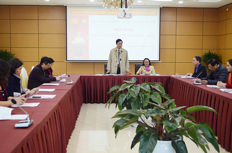 đồng chí Phạm Hồng Cẩm, Phó Trưởng Ban Tuyên giáo Tỉnh ủy phát biểu kết luận hội nghị