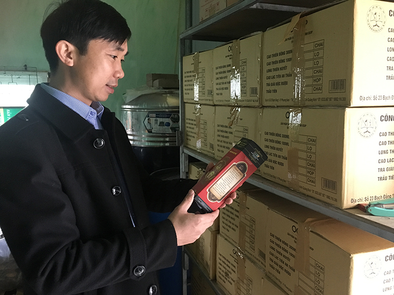 Anh Nguyễn Văn Mạnh, Giám đốc Công ty TNHH MTV Nam dược Y võ kiểm tra sản phẩm cao thiên đông trước khi tung ra thị trường