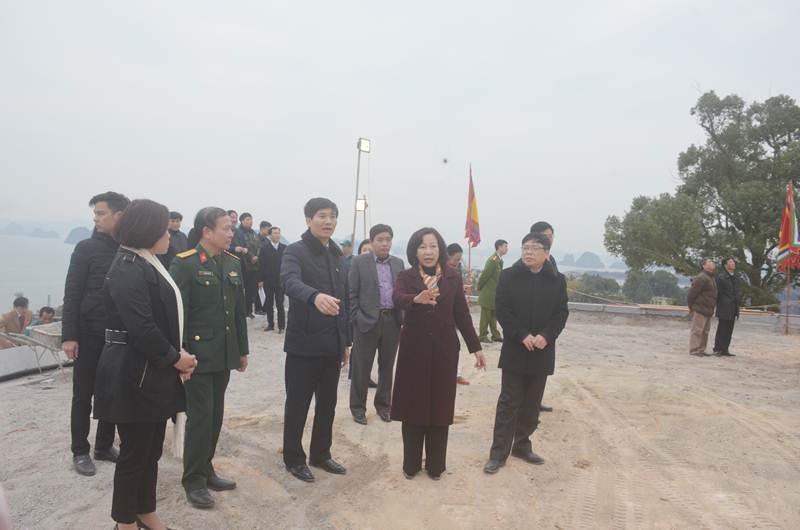đồng chí Vũ Thị Thu Thủy, Phó Chủ tịch UBND tỉnh đã kiểm tra công tác chuẩn bị  Đền Cửa Ông năm 2018 tại TP Cẩm Phả.
