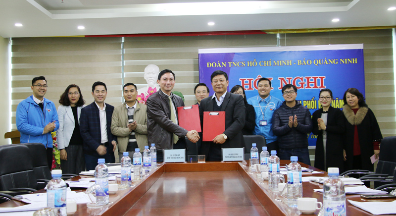 Lãnh đạo Báo Quảng Ninh - Tỉnh Đoàn ký kết chương trình phối hợp năm 2018.
