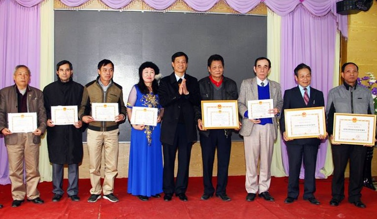 Lãnh đạo TP Uông Bí tặng giấy khen cho các văn nghệ sĩ có thành tích trong năm 2017.