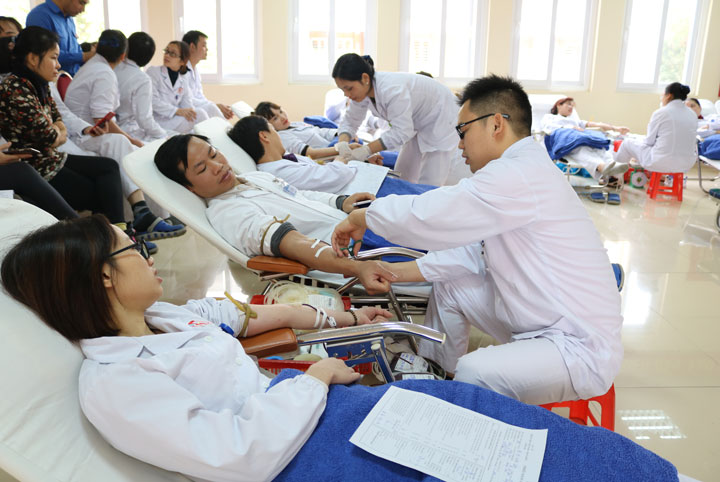 Chương trình hiến máu tình nguyện “Trái tim hồng thầy thuốc – Kết nối yêu thương” được tổ chức đã thu hút được sự quan tâm và tham gia đông đảo của các bác sỹ, điều dưỡng và cán bộ viên chức trong toàn bệnh viện