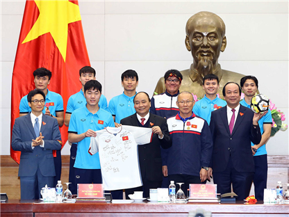 Đội tuyển U23 Việt Nam tặng Thủ tướng Nguyễn Xuân Phúc món quà đặc biệt sau khi giành chiến thắng lịch sử, đoạt danh hiệu á quân Giải Vô địch U23 Châu Á.