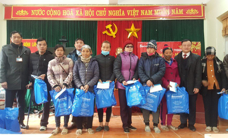Lãnh đạo Sacombank Quảng Ninh trao tặng quà Tết cho các hộ nghèo xã Đồng Lâm, huyện Hoành Bồ