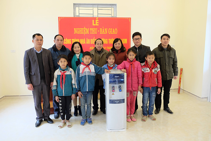 Công đoàn NHCSXH chi nhánh Quảng Ninh tặng bình nước nóng lạnh cho các em học sinh điểm trường thôn Nam Kim, xã Đồn Đạc, huyện Ba Chẽ