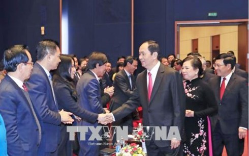 Chủ tịch nước Trần Đại Quang bắt tay thăm hỏi các đại biểu.