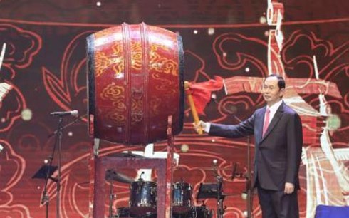 Chủ tịch nước Trần Đại Quang đánh trống khai hội Xuân quê hương 2018.