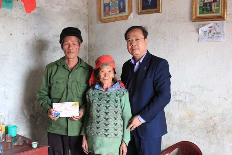Đồng chí Phạm Hùng Sơn, Phó Chủ tịch Ủy ban MTTQ tỉnh trao quà tế cho vợ chồng ông Lỷ Vằn Phộng, hộ nghèo ở bản Lồ Má Cọoc, xã Quảng Sơn, huyện Hải Hà.