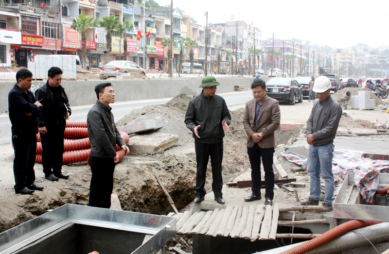 Đồngg chí Vũ Văn Diện, Phó Chủ tịch UBND kiểm tra tiến độ thi các dự án trên địa bàn TP Hạ Long