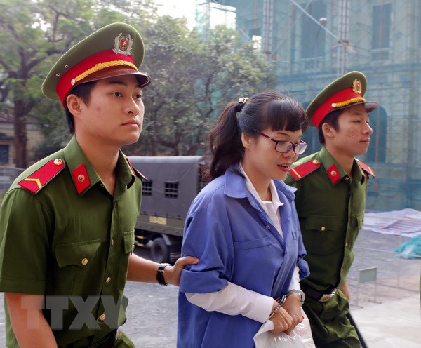 Dẫn giải bị cáo Huỳnh Thị Huyền Như đến phiên tòa 8/2. (Ảnh: Hoàng Hải/TTXVN)