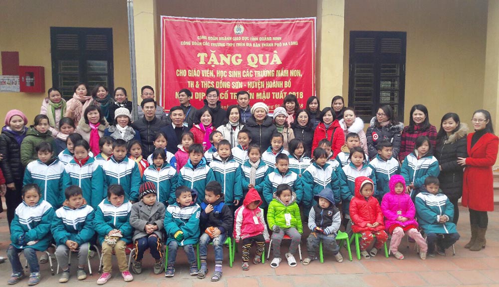 Cụm các trường THPT TP Hạ Long tặng quà cho trẻ em, học sinh xã Đồng Sơn, huyện Hoành Bồ