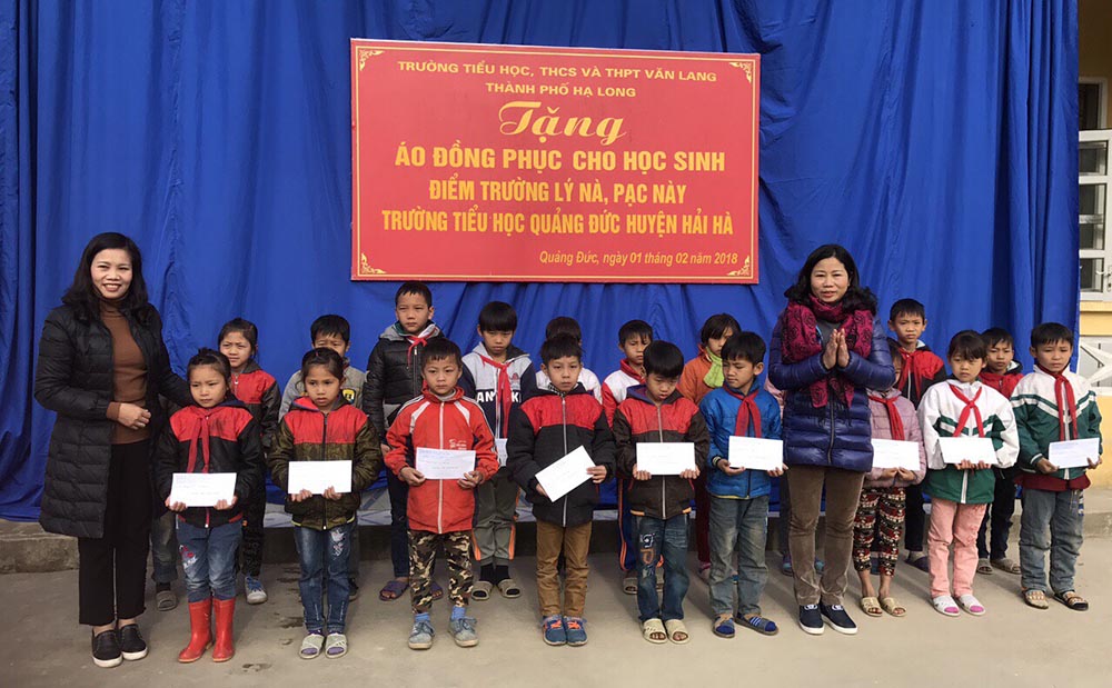 Trường TH-THCS-THPT Văn Lang, TP Hạ Long tặng quà cho học sinh huyện Hải Hà