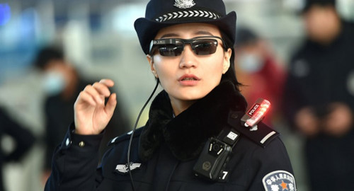 Cảnh sát Zhengzhou đang dùng kính thông minh để bắt tội phạm