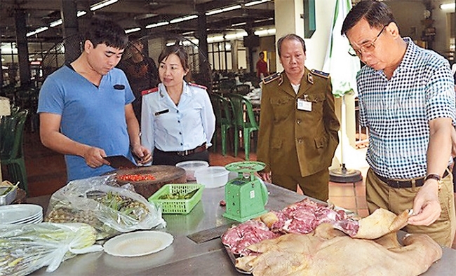Lực lượng chức năng kiểm tra tại một cơ sở kinh doanh dịch vụ ăn uống trên địa bàn quận Thanh Xuân. (Ảnh: HƯƠNG GIANG)